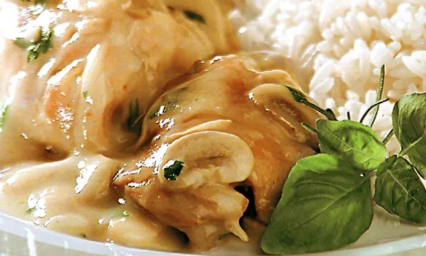 Receita de fricassé de frango com cogumelo.