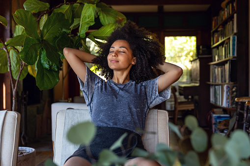Young american woman enjoy some time in her house in Los Angeles, California. respiração