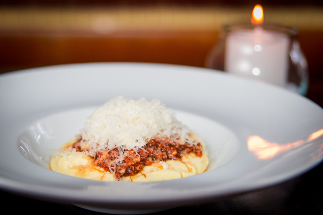 polenta-cremosa-com-ragu-bolognesa-pancetta-e-trufas-negras