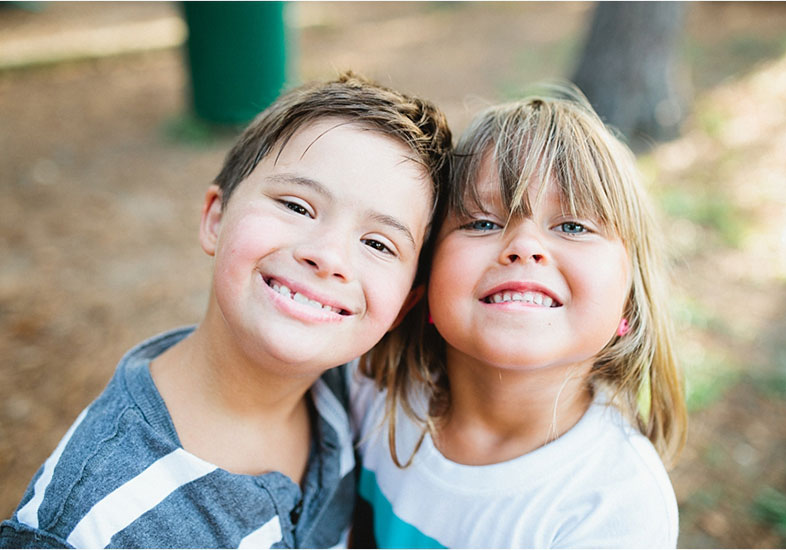 Em video: veja a linda declaração que esta garotinha fez para o irmão que tem Síndrome de Down