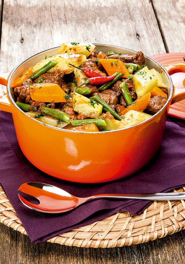 Carne ensopada com legumes Carne ensopada com legumes