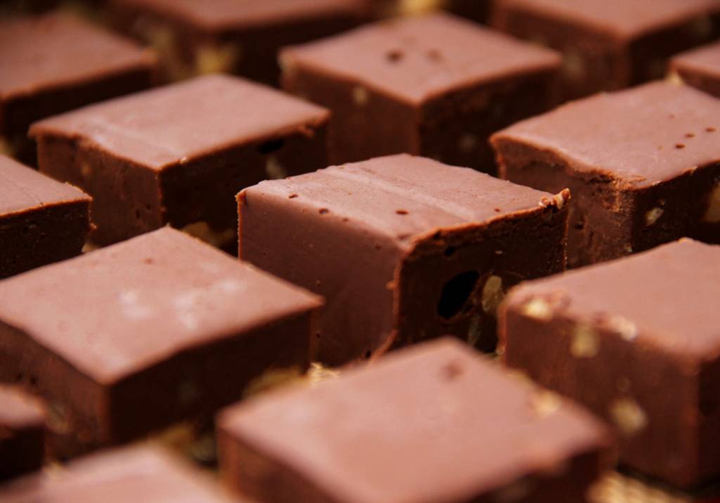 Passo a passo de fudge de chocolate e nozes