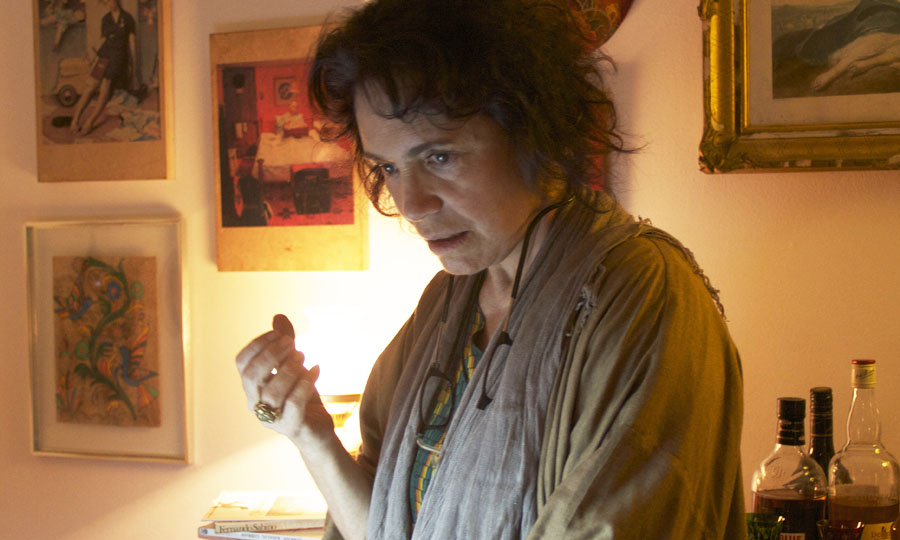 Regina Duarte se reinventa em “Gata Velha Ainda Mia”