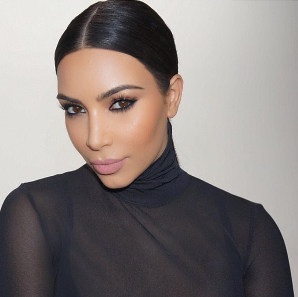 Kim Kardashian revela como esconde manchas de psoríase na perna