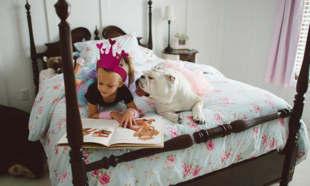 Ensaio fotográfico: mãe registra a amizade da filha com o bulldog da família
