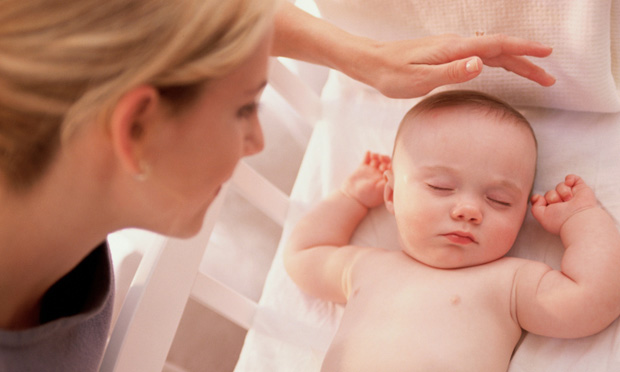 Bebê dormindo com barriga para cima