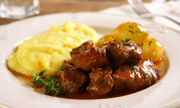 Carne na cachaça com purê Carne na cachaça com purê