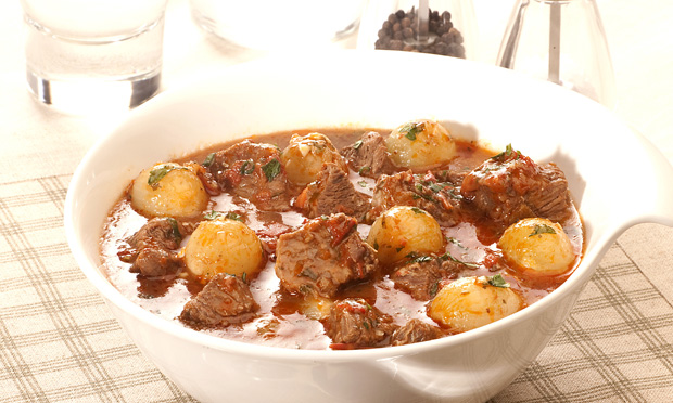 Cozido de carne com cebolinha e ervas Cozido de carne com cebolinha e ervas