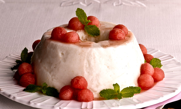 Musse light de graviola com calda de melancia