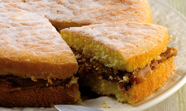 Pão-de-ló com doce de leite e ameixa Pão-de-ló com doce de leite e ameixa