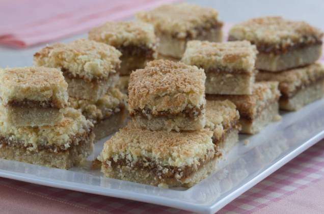 Quadradinho de doce de leite e coco Quadradinho de doce de leite e coco