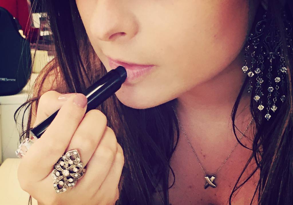 Nós testamos: batom preto que realça o tom natural dos lábios