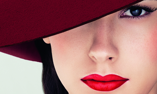 Modelo com batom vermelho Modelo com batom vermelho