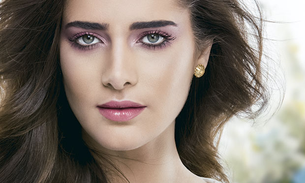 Modelo com sombra rosa