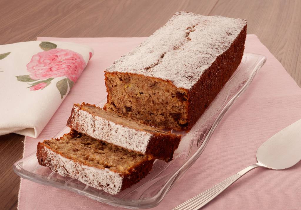 Bolo de banana-passa, nozes e rum