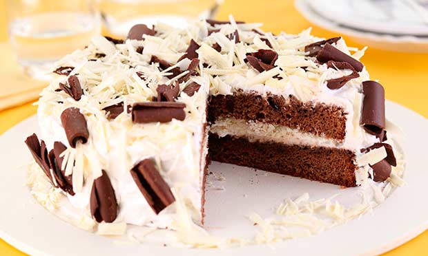 Bolo de brigadeiro e chantili Bolo de brigadeiro e chantili