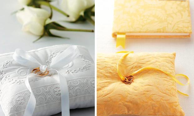 Almofadas em branco e damasco com alianças Almofadas em branco e damasco com alianças