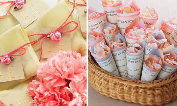 Envelopes com amêndoas e cones de pétalas de rosas como lembrancinhas Envelopes com amêndoas e cones de pétalas de rosas como lembrancinhas