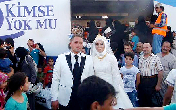 Este casal convidou 4 mil refugiados sírios para a o próprio casamento