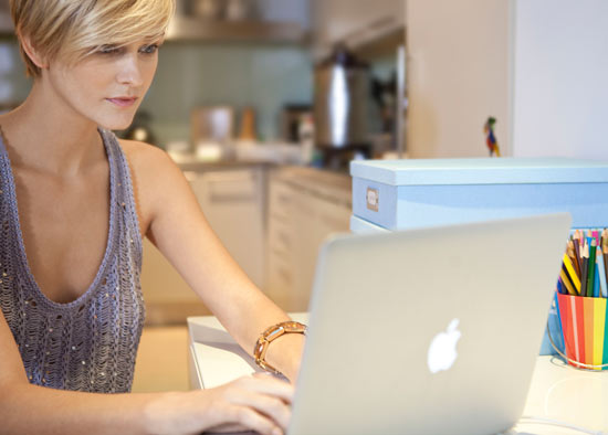 Mulher ao computador Mulher ao computador