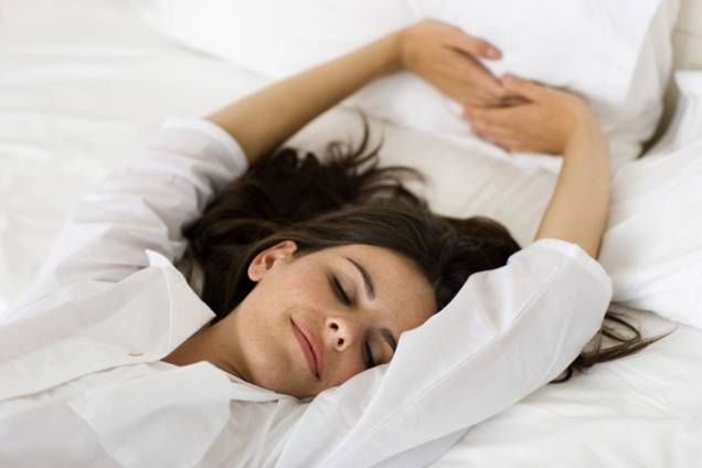 Mulher relaxando na cama Mulher relaxando na cama