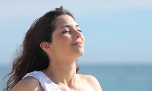 Mulher respirando fundo Mulher respirando fundo