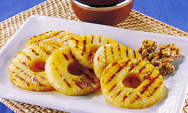 Abacaxi grelhado com calda de chocolate Abacaxi grelhado com calda de chocolate