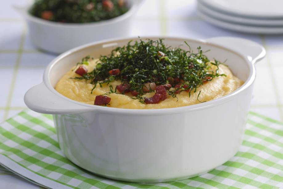 Angu cremoso com bacon e couve frita Angu cremoso com bacon e couve frita