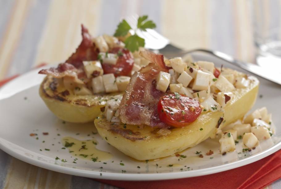 Batata grelhada com bacon e tomate cereja Batata grelhada com bacon e tomate cereja