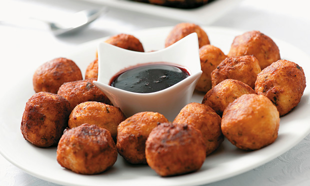 Bolinho de mandioca com molho de jabuticaba Bolinho de mandioca com molho de jabuticaba