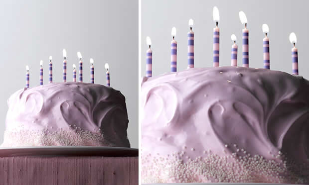 Bolo com ameixa e merengue rosa Bolo com ameixa e merengue rosa