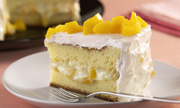 Bolo de chocolate branco com marshmallow de pêssego