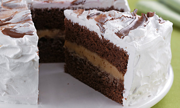 Bolo de chocolate com brigadeiro ao mel