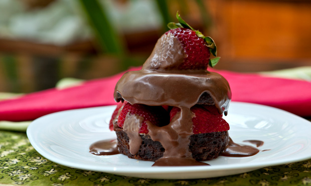 Bolo de chocolate de caneca com morango Bolo de chocolate de caneca com morango