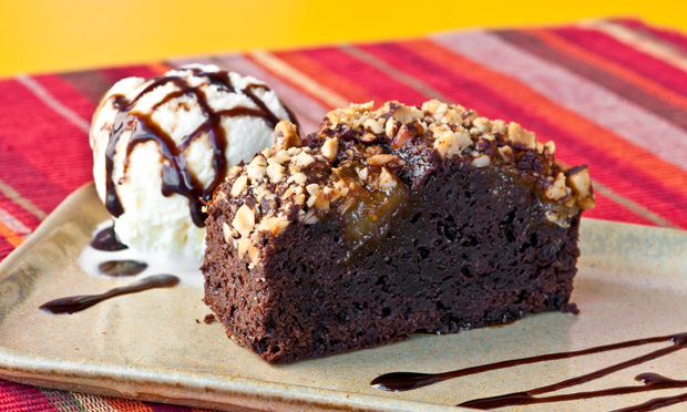 Bolo de chocolate com cupuaçu e castanha-do-pará, de Rodrigo Oliveira Bolo de chocolate com cupuaçu e castanha-do-pará, de Rodrigo Oliveira