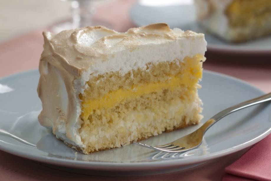 Bolo de laranja com recheio de coco e baba de moça