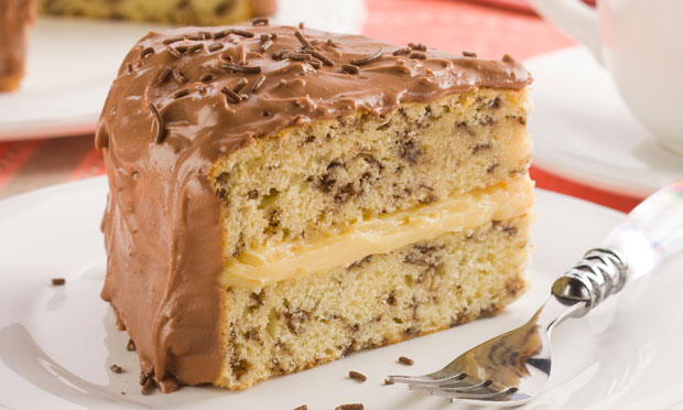 Bolo formigueiro recheado com brigadeiro branco