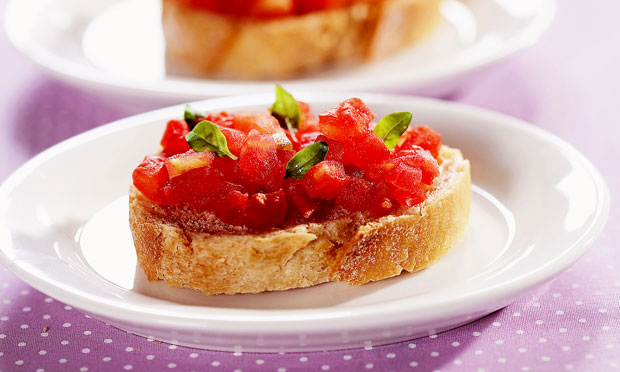Bruschetta de tomate e manjericão Bruschetta de tomate e manjericão
