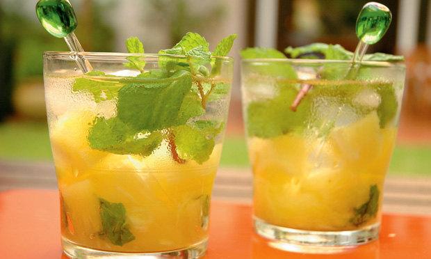 Caipirinha de abacaxi Caipirinha de abacaxi
