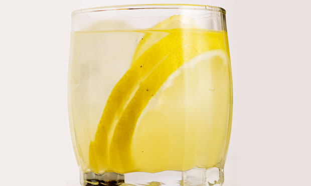 Caipirinha de lima-da-pérsia com saquê Caipirinha de lima-da-pérsia com saquê