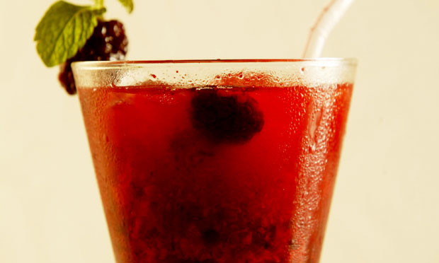 Caipirinha de saquê com frutas vermelhas Caipirinha de saquê com frutas vermelhas