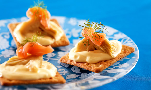 Canapé de alcachofra com salmão defumado Canapé de alcachofra com salmão defumado