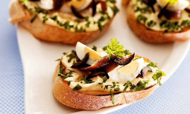 Canapé com aliche e ovo de codorna Canapé com aliche e ovo de codorna