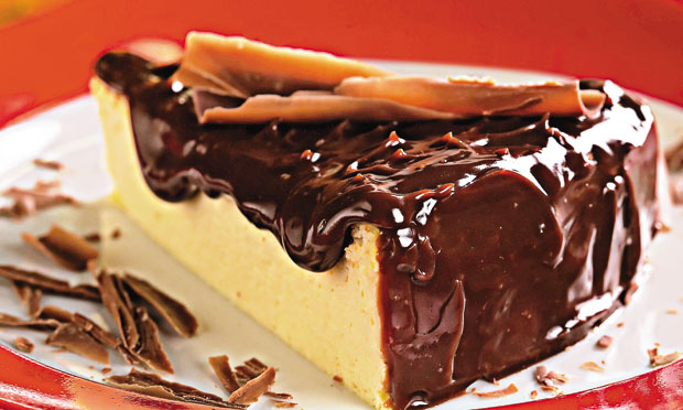 Cheesecake com cobertura de chocolate Cheesecake com cobertura de chocolate
