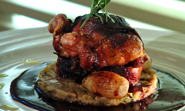 Codorna recheada com farofa de cebola e passas, acelga confit e molho de jabuticaba Codorna recheada com farofa de cebola e passas, acelga confit e molho de jabuticaba