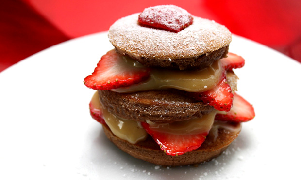 Crepe com doce de leite e morango Crepe com doce de leite e morango