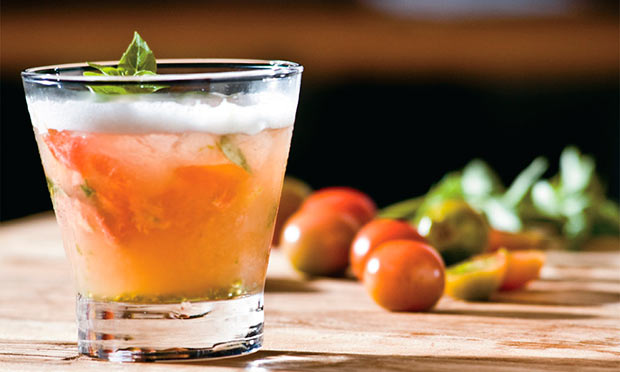 Drinque de tomate, manjericão e limão siciliano Drinque de tomate, manjericão e limão siciliano