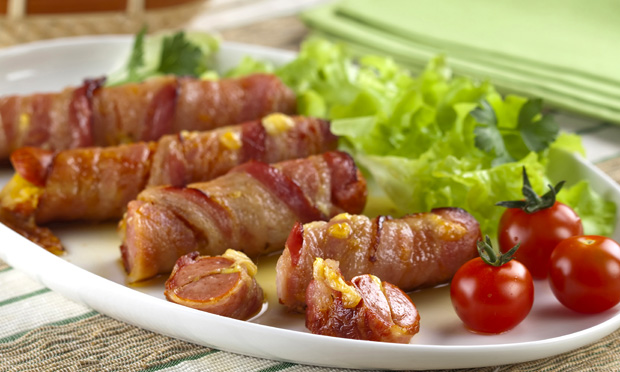 Enroladinho de salsicha, queijo e bacon Enroladinho de salsicha, queijo e bacon