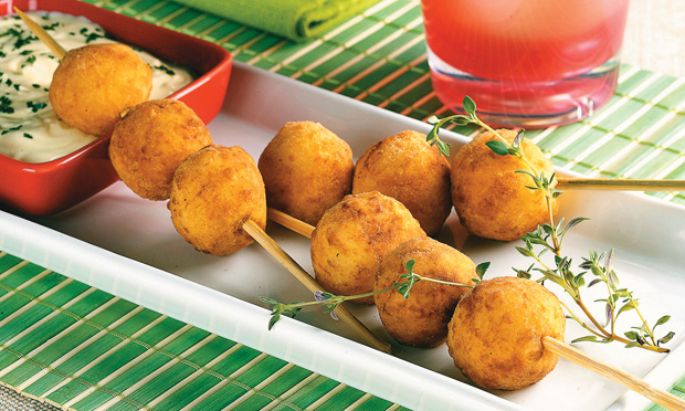 Espetinho de bolinha de batata Espetinho de bolinha de batata