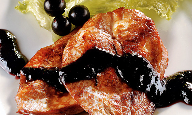 Filé de frango ao molho de jabuticaba Filé de frango ao molho de jabuticaba